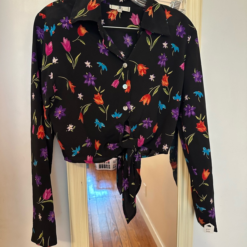 Vintage Floral Black Button-Up Cropped Long-Sleeved Blouse